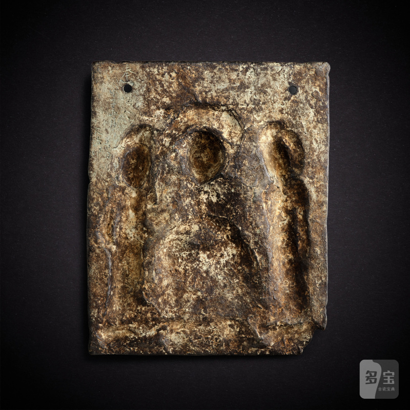 A bronze repoussé 'Buddhist triad' plaque, Tang dynasty | 唐 銅錘鍱釋迦三尊像牌 - 图2